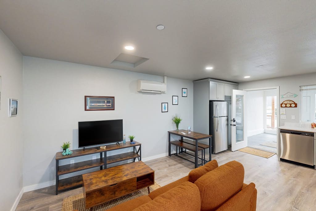 Cozy condo with sun room, washer & dryer, close to the river