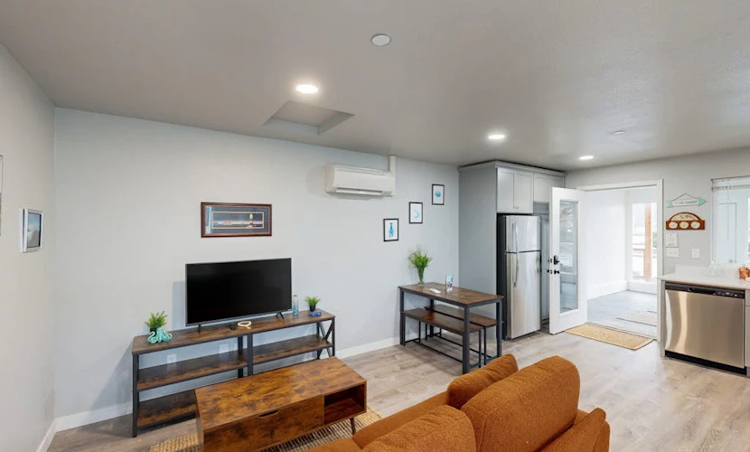 Cozy condo with sun room, washer & dryer, close to the river