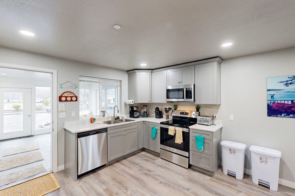 Cozy condo with sun room, washer & dryer, close to the river