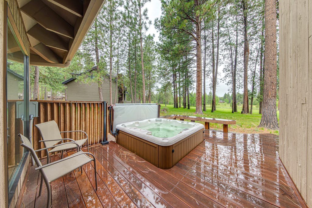 Beautiful Glaze Meadow home with golf course views & private hot tub