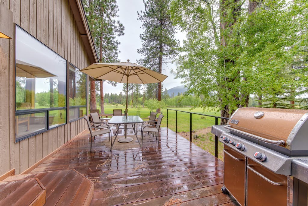 Beautiful Glaze Meadow home with golf course views & private hot tub