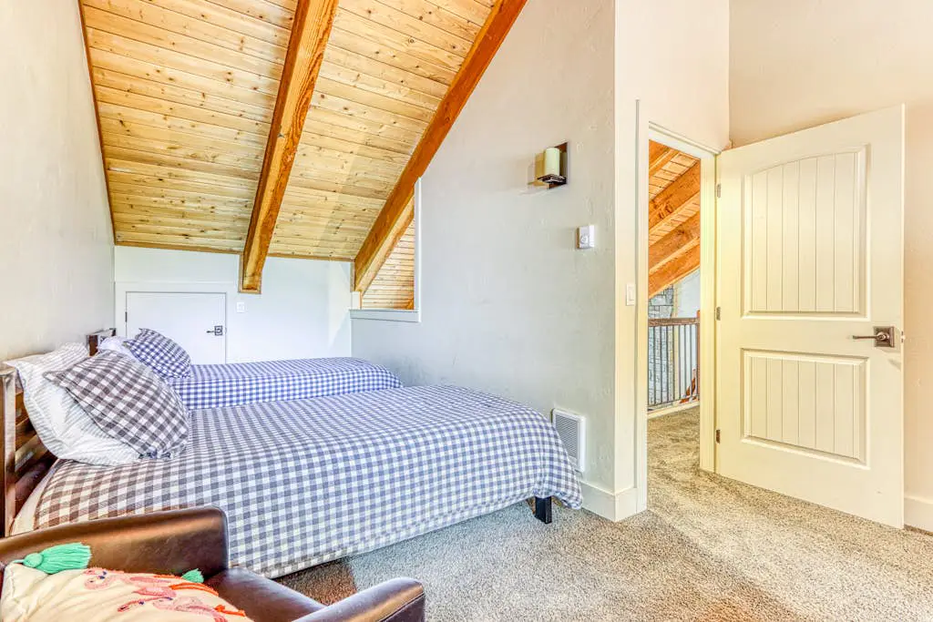 Dog-friendly home next to South Meadow pool with fireplace & washer&dryer