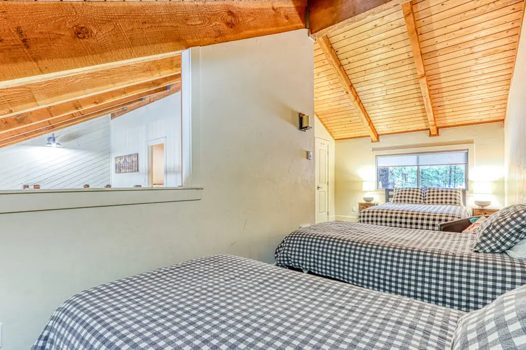 Dog-friendly home next to South Meadow pool with fireplace & washer&dryer