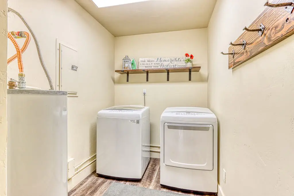 Dog-friendly home next to South Meadow pool with fireplace & washer&dryer