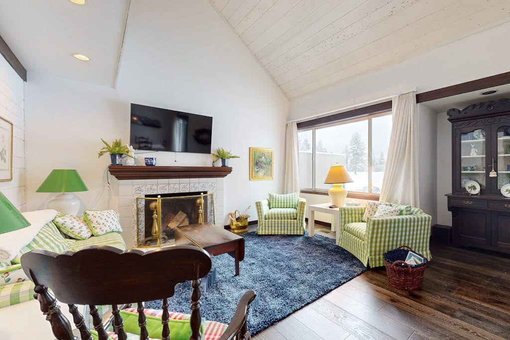 Charming Black Butte Ranch getaway on the golf course, dog-friendly with A/C