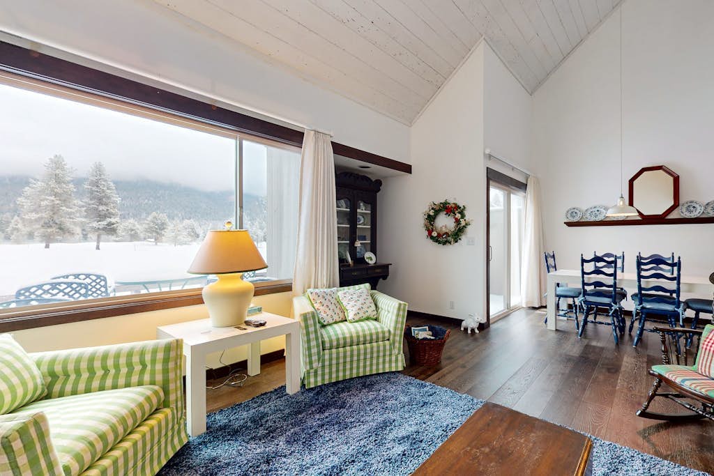 Charming Black Butte Ranch getaway on the golf course, dog-friendly with A/C