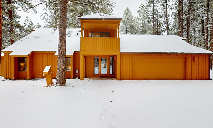 Beautiful and spacious family-friendly home w/ indoor hot tub, fireplace, patio