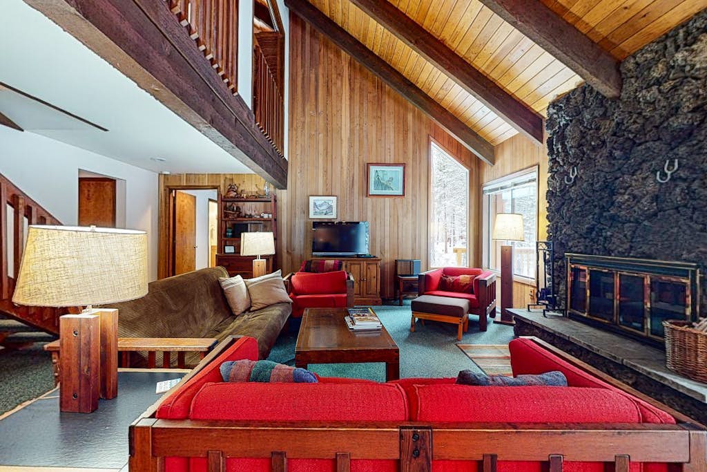 Beautiful and spacious family-friendly home w/ indoor hot tub, fireplace, patio