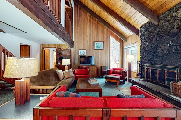 Beautiful and spacious family-friendly home w/ indoor hot tub, fireplace, patio