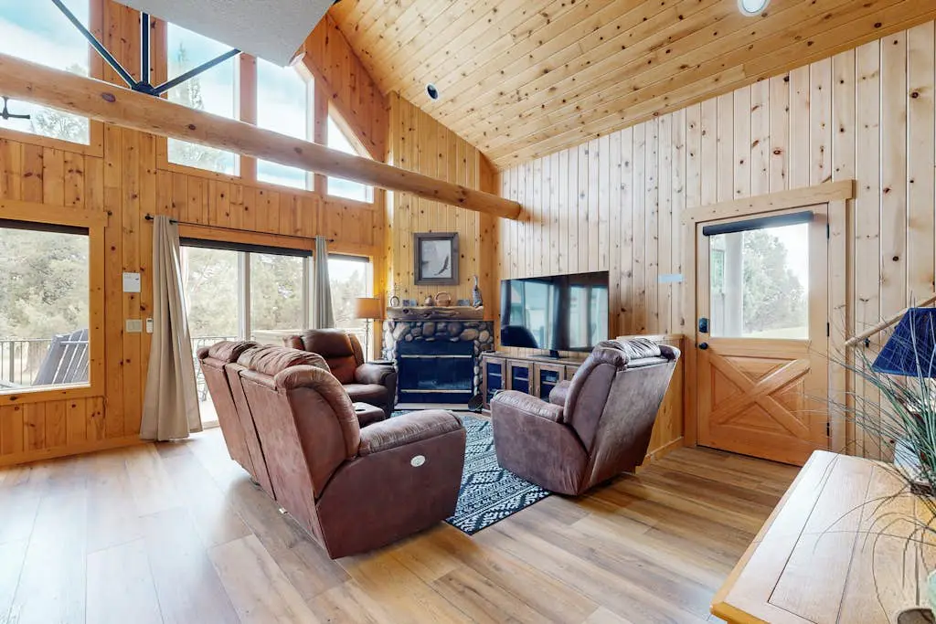Beautifully updated, golf-course-front chalet with deck, pools, hot tubs & gyms