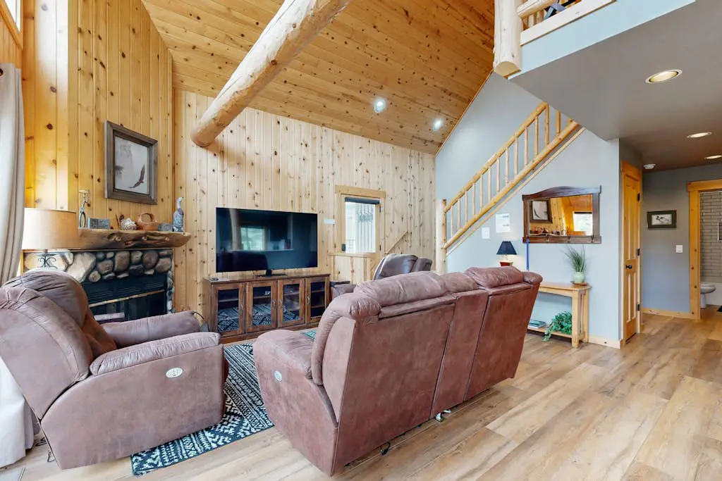 Beautifully updated, golf-course-front chalet with deck, pools, hot tubs & gyms