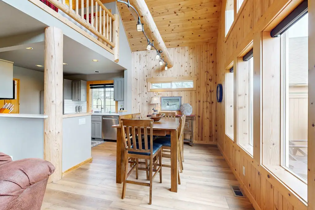 Beautifully updated, golf-course-front chalet with deck, pools, hot tubs & gyms