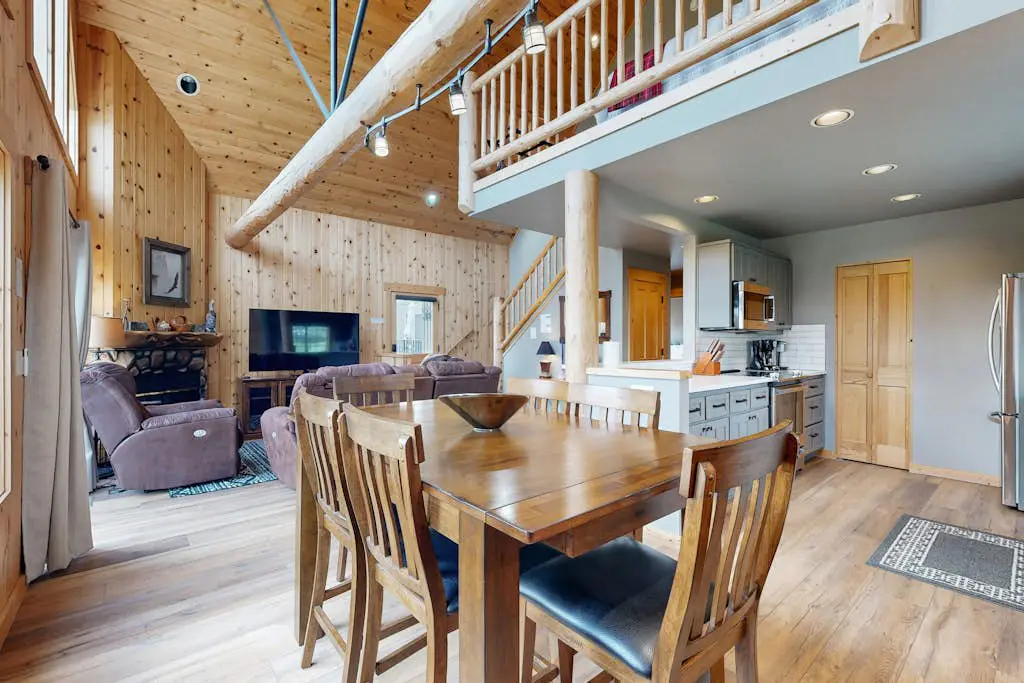 Beautifully updated, golf-course-front chalet with deck, pools, hot tubs & gyms
