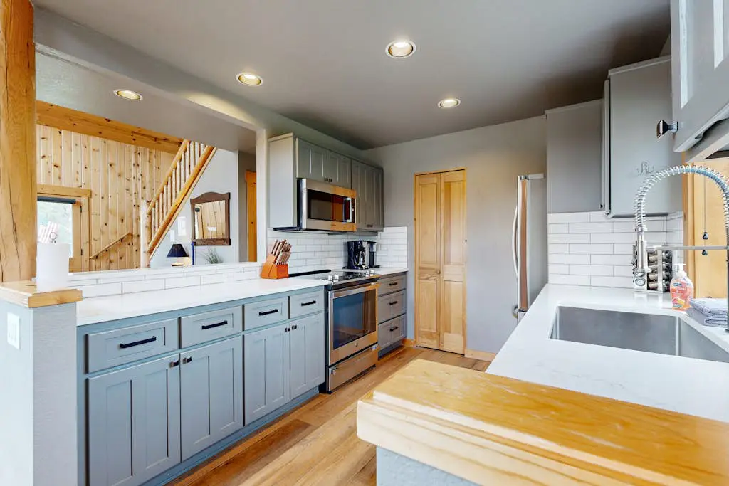 Beautifully updated, golf-course-front chalet with deck, pools, hot tubs & gyms