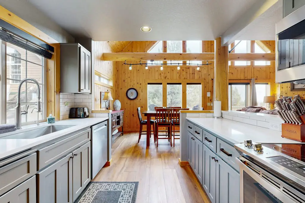 Beautifully updated, golf-course-front chalet with deck, pools, hot tubs & gyms