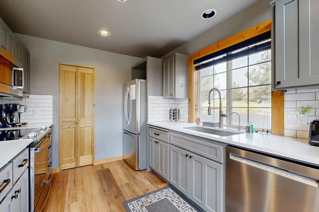 Beautifully updated, golf-course-front chalet with deck, pools, hot tubs & gyms