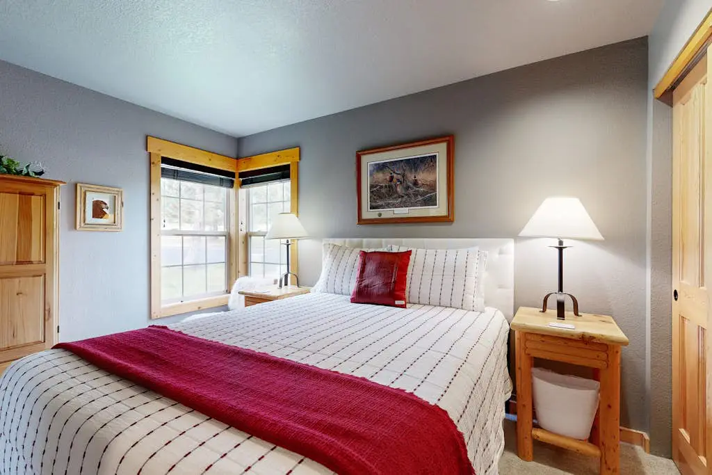 Beautifully updated, golf-course-front chalet with deck, pools, hot tubs & gyms