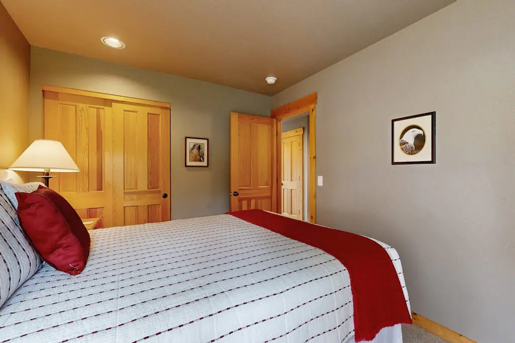 Beautifully updated, golf-course-front chalet with deck, pools, hot tubs & gyms