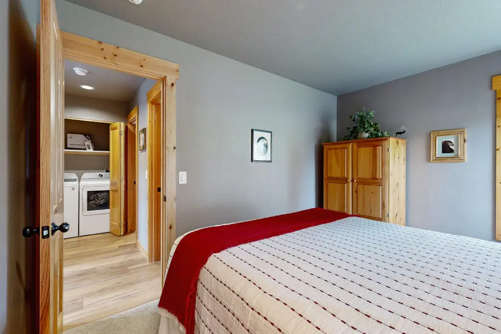 Beautifully updated, golf-course-front chalet with deck, pools, hot tubs & gyms