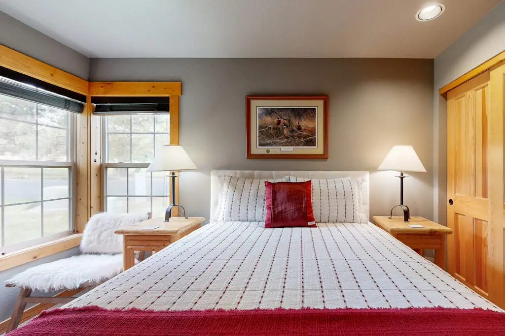 Beautifully updated, golf-course-front chalet with deck, pools, hot tubs & gyms