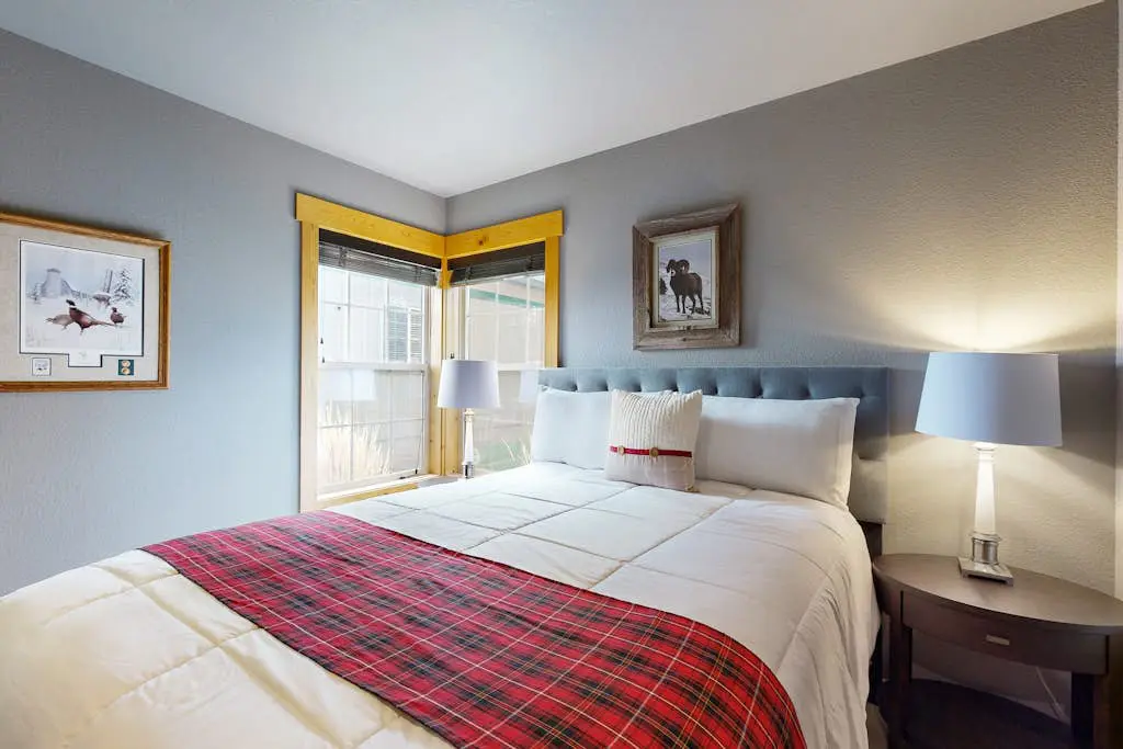 Beautifully updated, golf-course-front chalet with deck, pools, hot tubs & gyms