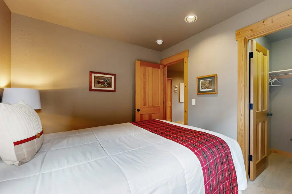 Beautifully updated, golf-course-front chalet with deck, pools, hot tubs & gyms
