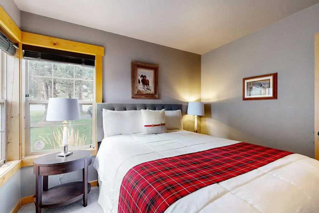 Beautifully updated, golf-course-front chalet with deck, pools, hot tubs & gyms