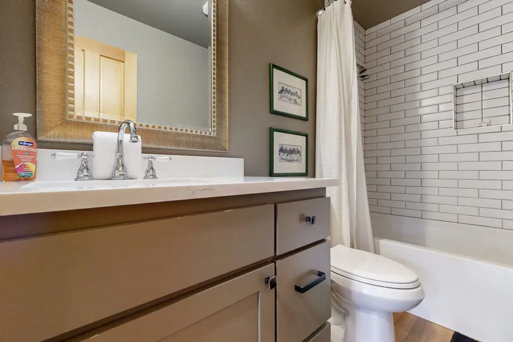 Beautifully updated, golf-course-front chalet with deck, pools, hot tubs & gyms