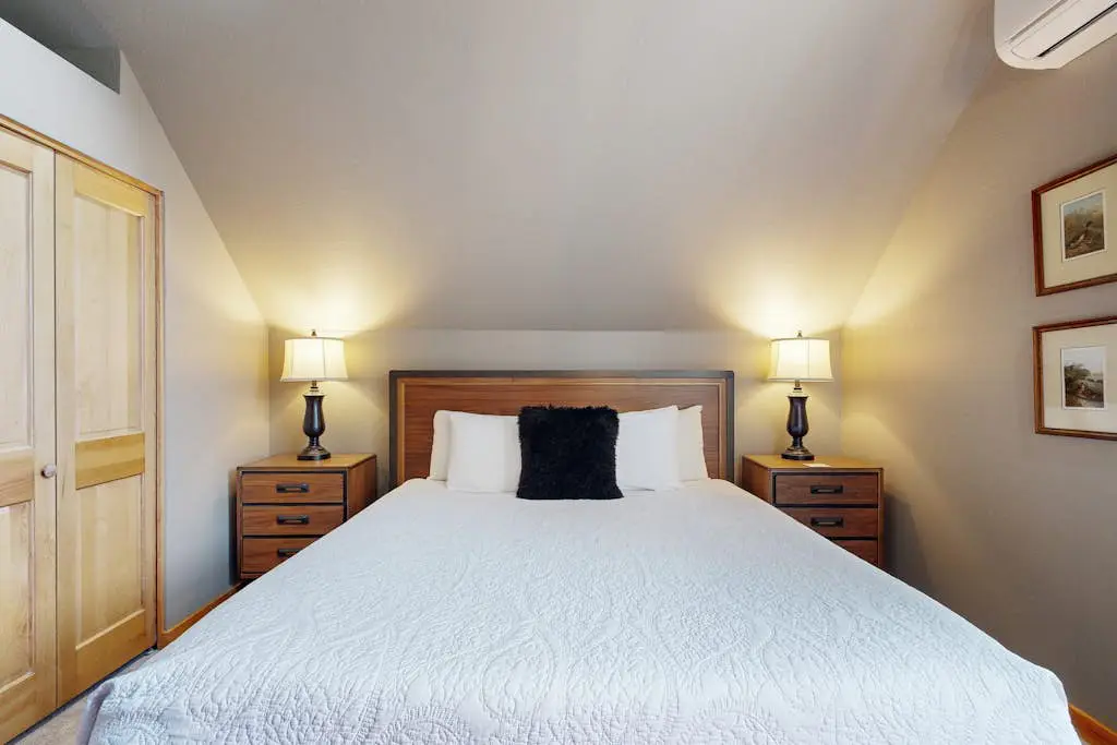 Beautifully updated, golf-course-front chalet with deck, pools, hot tubs & gyms