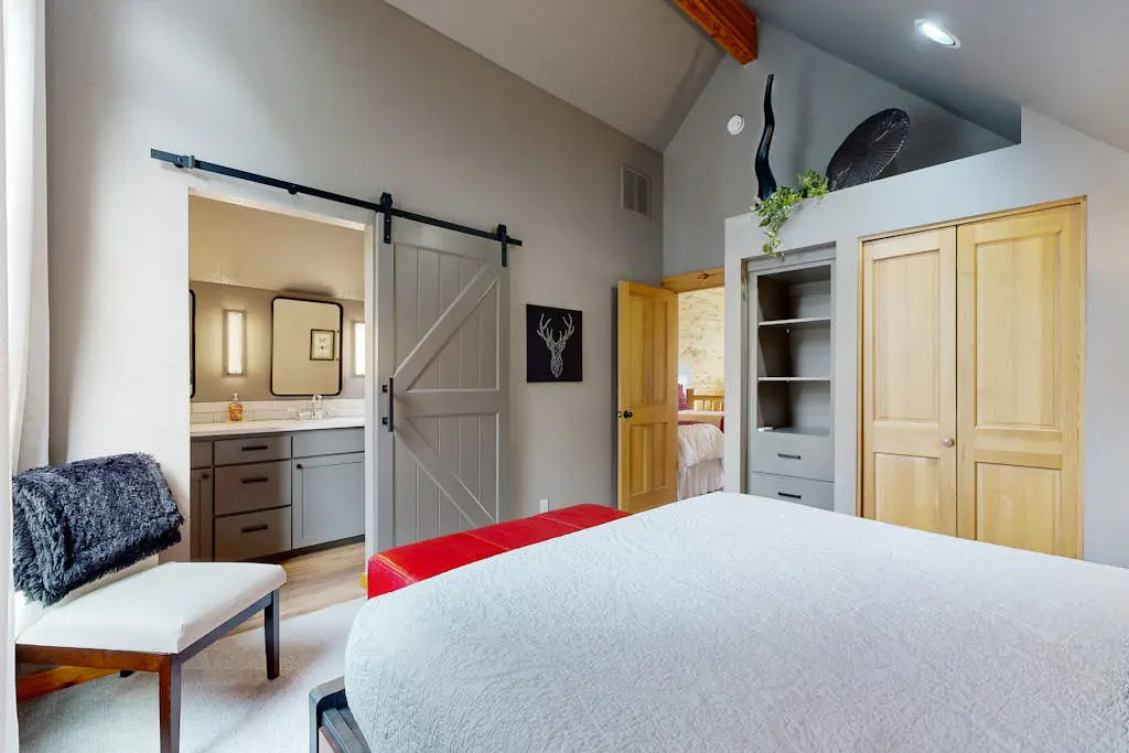 Beautifully updated, golf-course-front chalet with deck, pools, hot tubs & gyms
