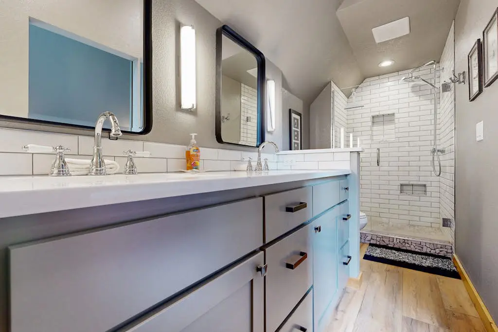 Beautifully updated, golf-course-front chalet with deck, pools, hot tubs & gyms
