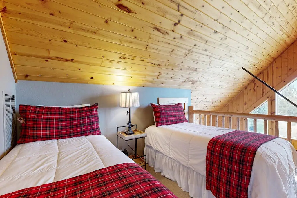 Beautifully updated, golf-course-front chalet with deck, pools, hot tubs & gyms