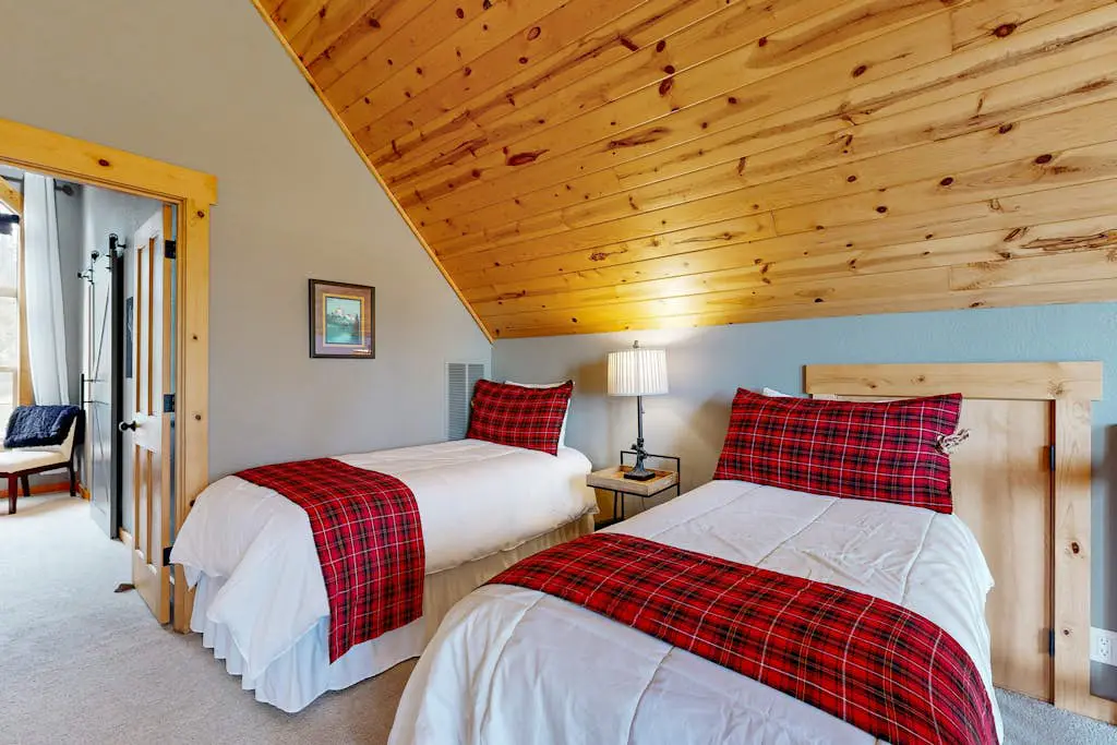Beautifully updated, golf-course-front chalet with deck, pools, hot tubs & gyms