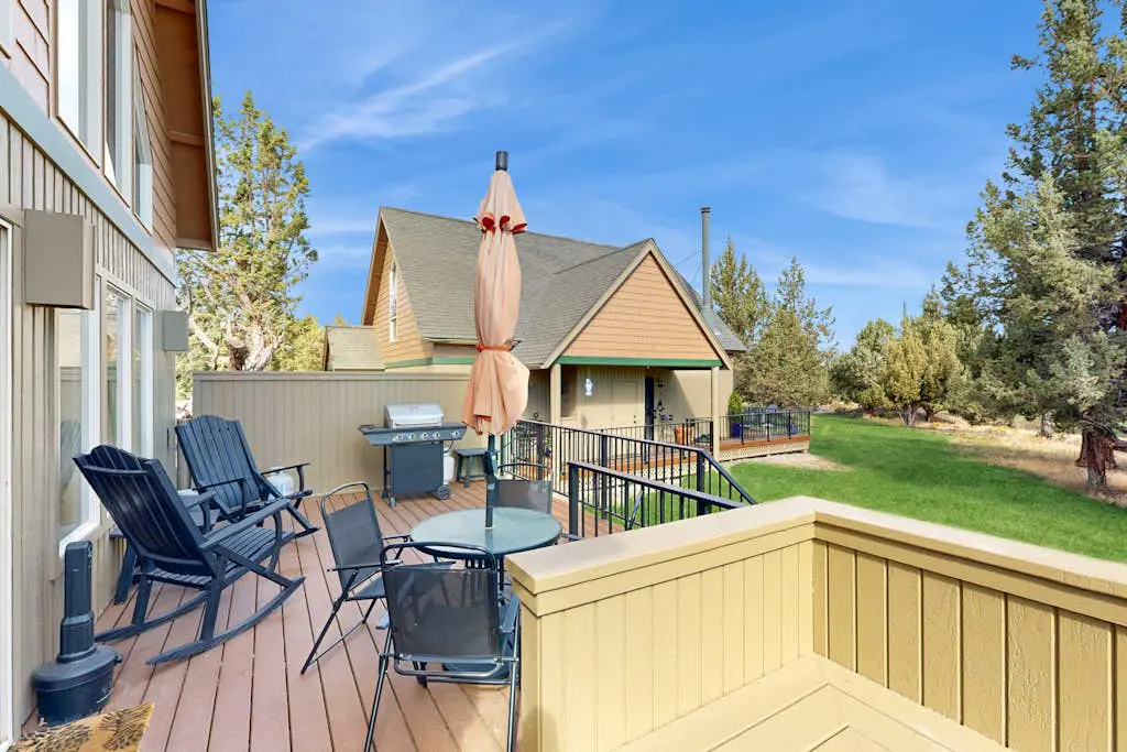 Beautifully updated, golf-course-front chalet with deck, pools, hot tubs & gyms