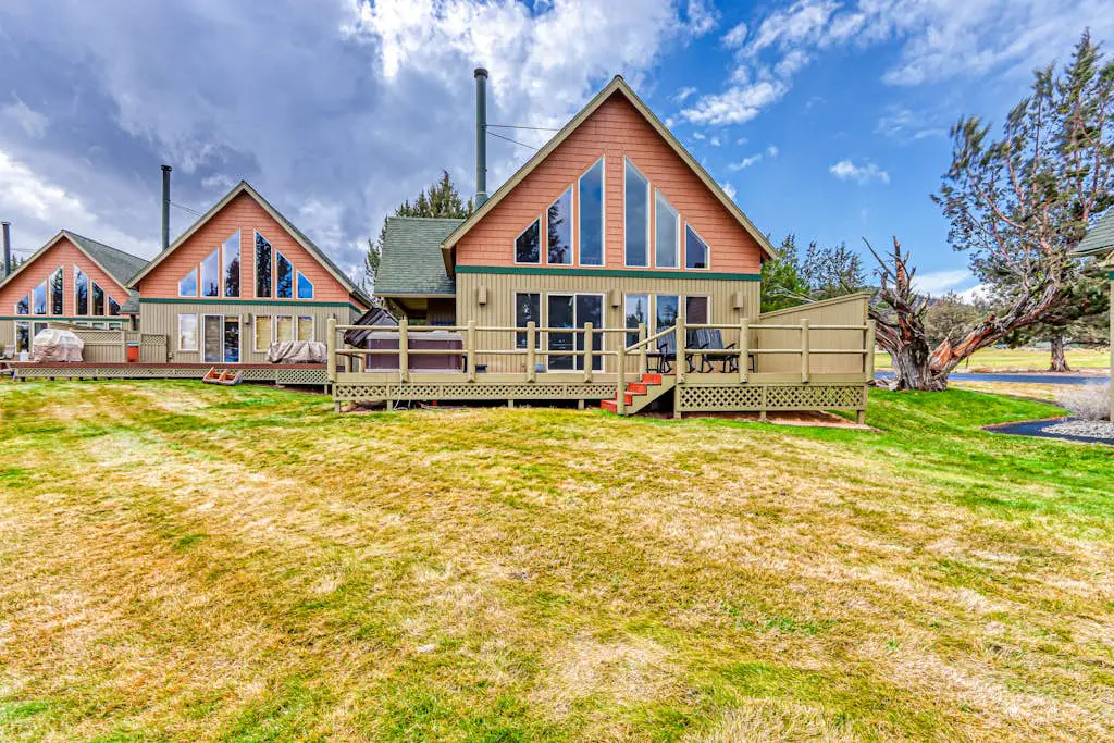 Beautifully updated, golf-course-front chalet with deck, pools, hot tubs & gyms