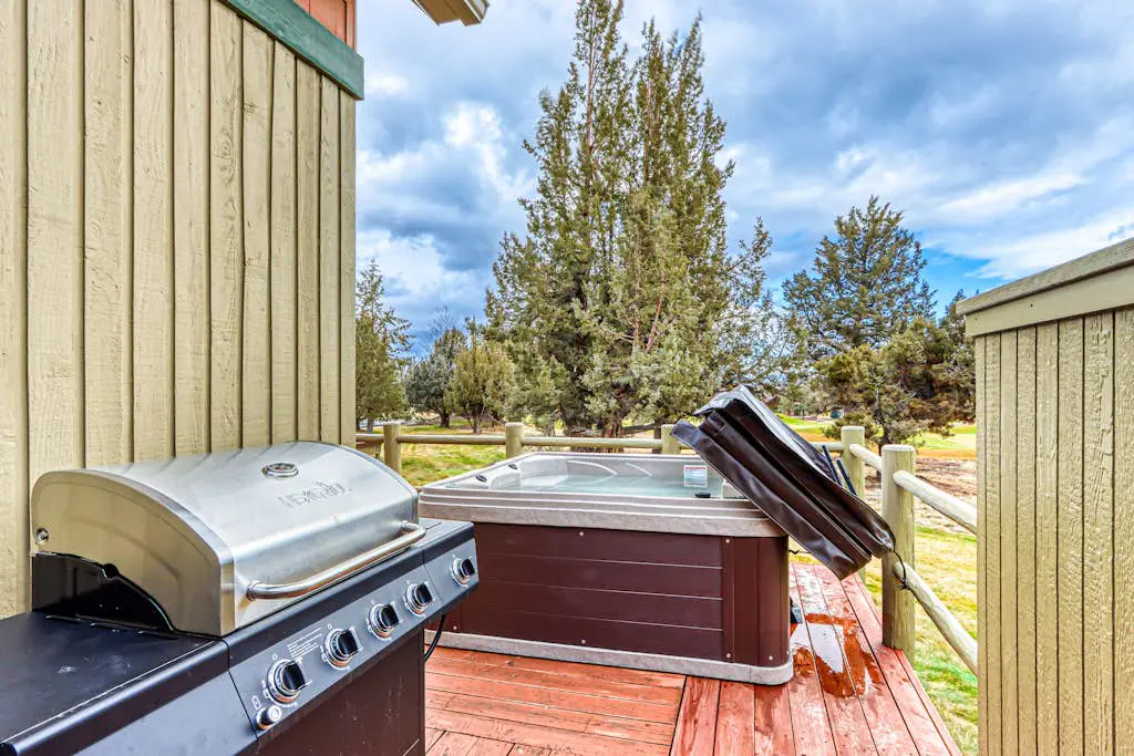 Beautifully updated, golf-course-front chalet with deck, pools, hot tubs & gyms