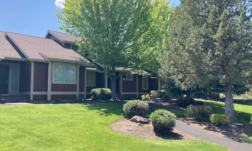 Light-filled townhome with fireplace, pools, hot tubs, gyms, golf & tennis