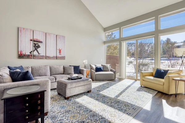 Light-filled townhome with fireplace, pools, hot tubs, gyms, golf & tennis