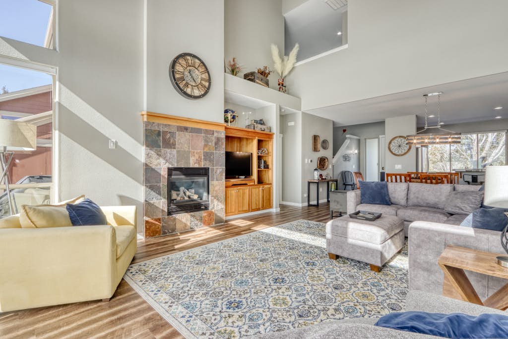 Light-filled townhome with fireplace, pools, hot tubs, gyms, golf & tennis