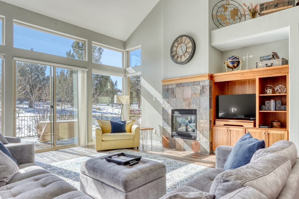 Light-filled townhome with fireplace, pools, hot tubs, gyms, golf & tennis