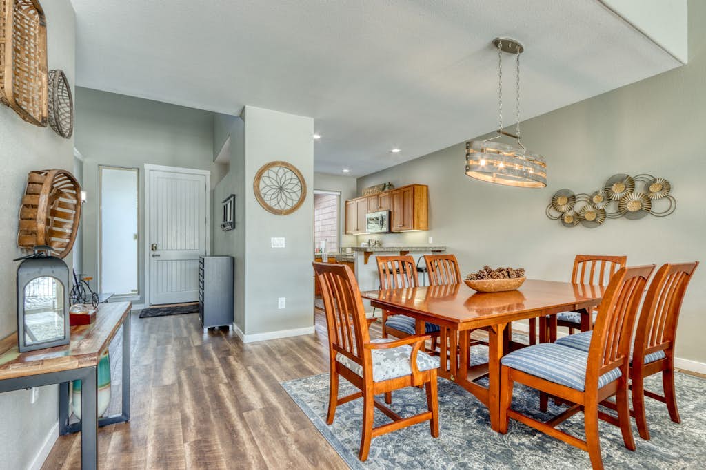 Light-filled townhome with fireplace, pools, hot tubs, gyms, golf & tennis