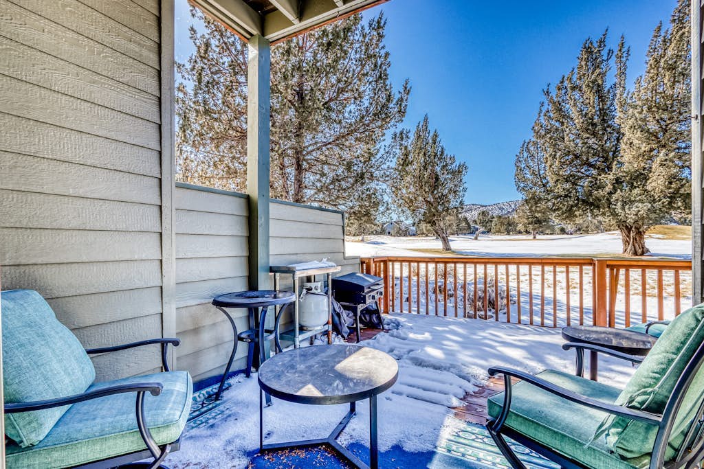 Two-story townhome on Ridge Golf Course with pools, hot tubs, gyms, tennis