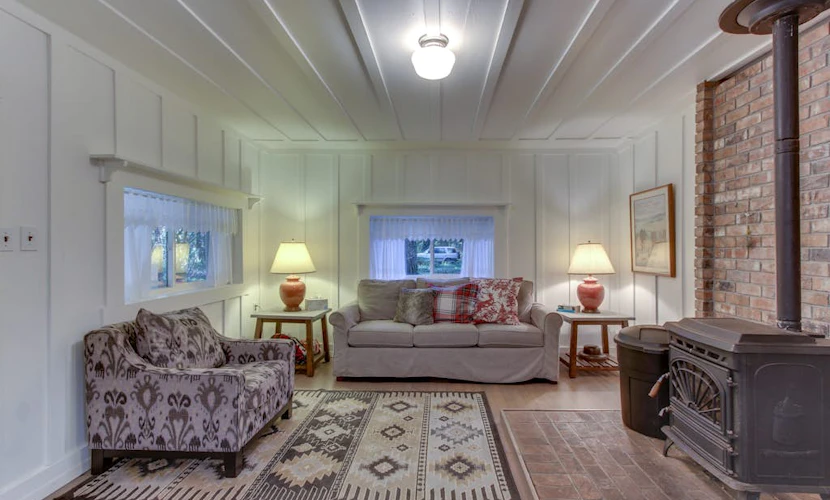 Restored log cabin with classic porch - near river, trails, hot springs, & more