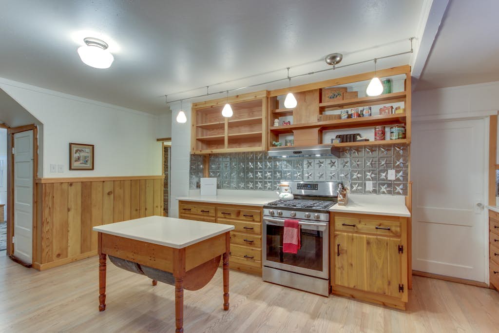 Restored log cabin with classic porch - near river, trails, hot springs, & more