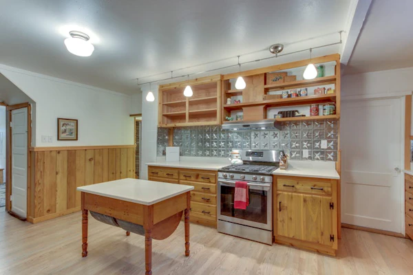 Restored log cabin with classic porch - near river, trails, hot springs, & more
