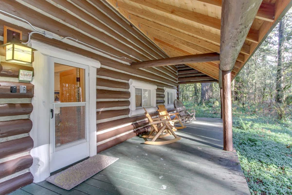 Restored log cabin with classic porch - near river, trails, hot springs, & more