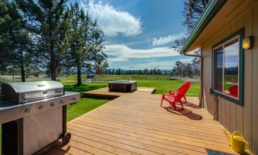 Mountain View Home w/ On-site Golf and Private Hot Tub - Near Skiing and Bend