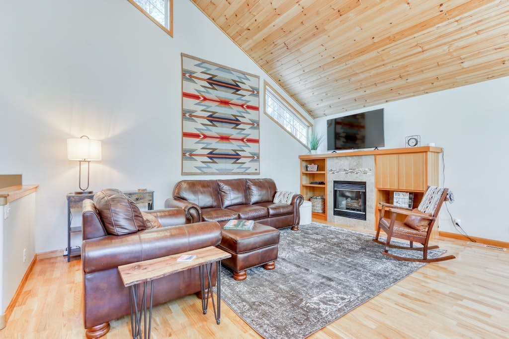 Woodland lodge with private hot tub, multiple decks & gas fireplace - 2 dogs OK