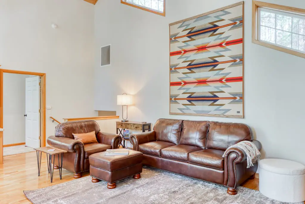Woodland lodge with private hot tub, multiple decks & gas fireplace - 2 dogs OK