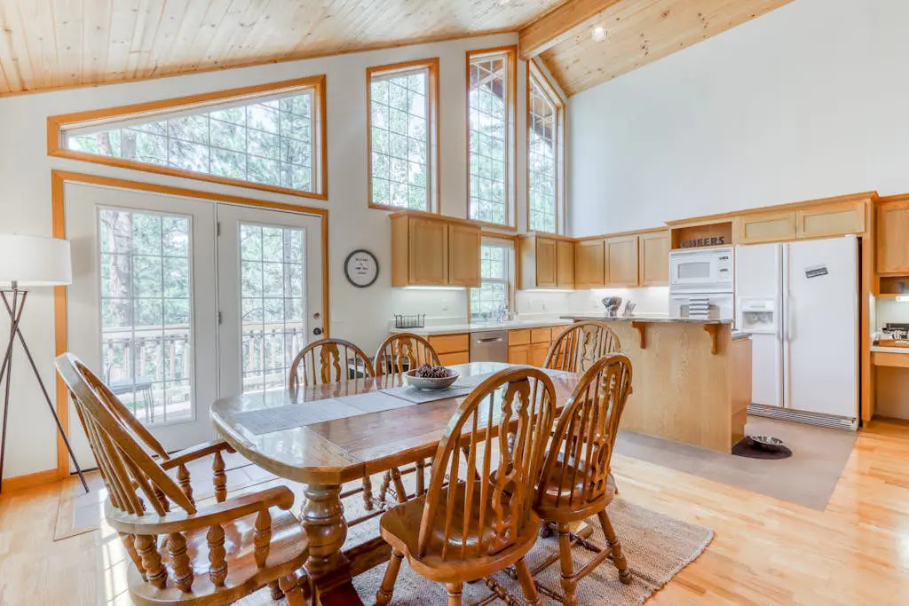 Woodland lodge with private hot tub, multiple decks & gas fireplace - 2 dogs OK